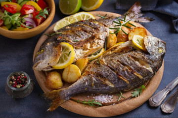 Дорадо запеченная с травами